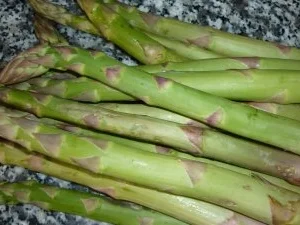 Spaghetti mit grünem Spargel an Käsesauce mit Salame di Napoli und Ziegenfeta - Rezept - Bild Nr. 5