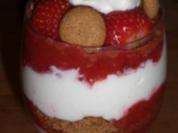 Erdbeeren mit Sahne, Quark, Amarettini und Amaretto - Rezept