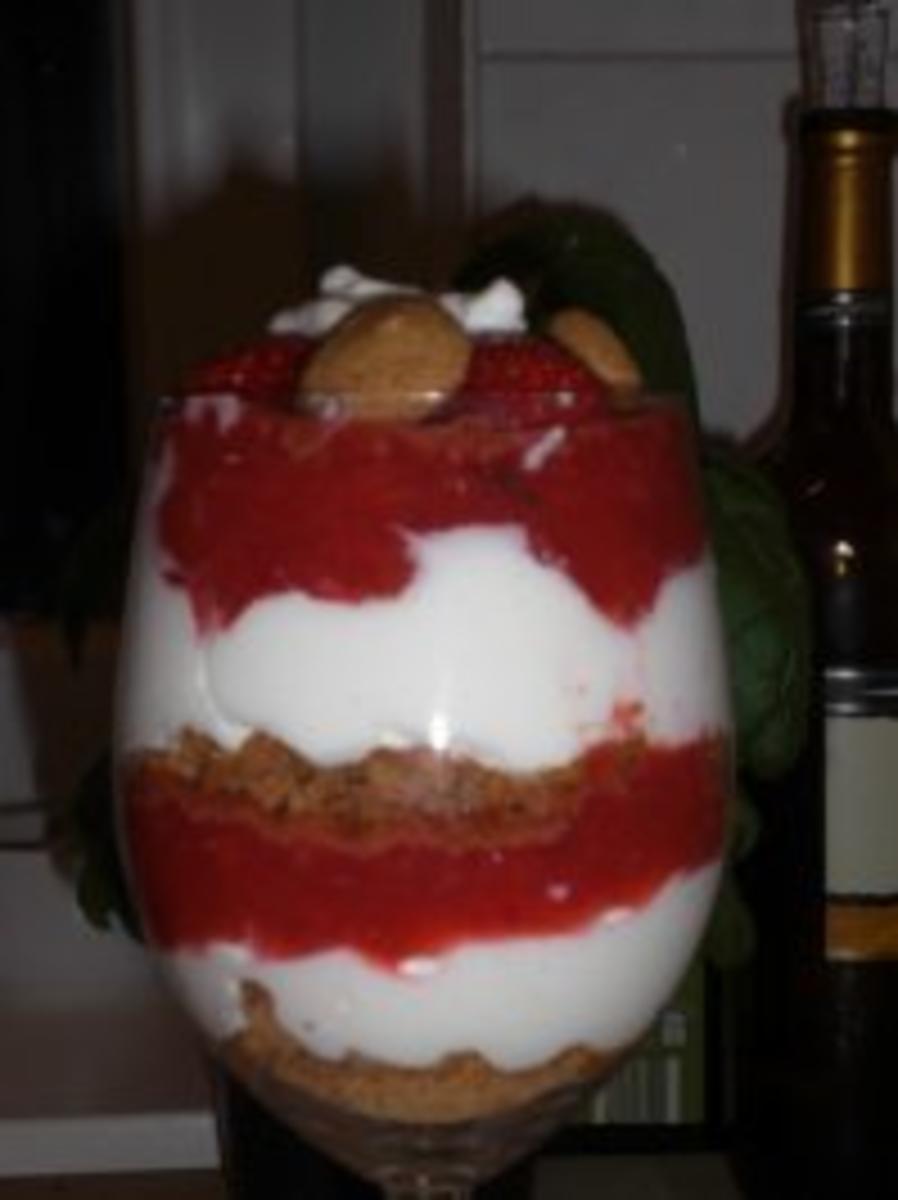 Erdbeeren mit Sahne, Quark, Amarettini und Amaretto - Rezept - Bild Nr. 2