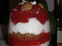 Erdbeeren mit Sahne, Quark, Amarettini und Amaretto - Rezept - Bild Nr. 2