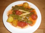 Griechischer Bohnenteller mit Kartoffeln und Tomaten - Rezept