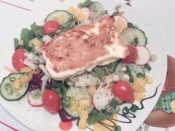 Rezept: Gebratener Schafskäse auf Salat Gebratener Schafskäse auf Salat - Rezept