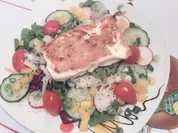 Gebratener Schafskäse auf Salat - Rezept