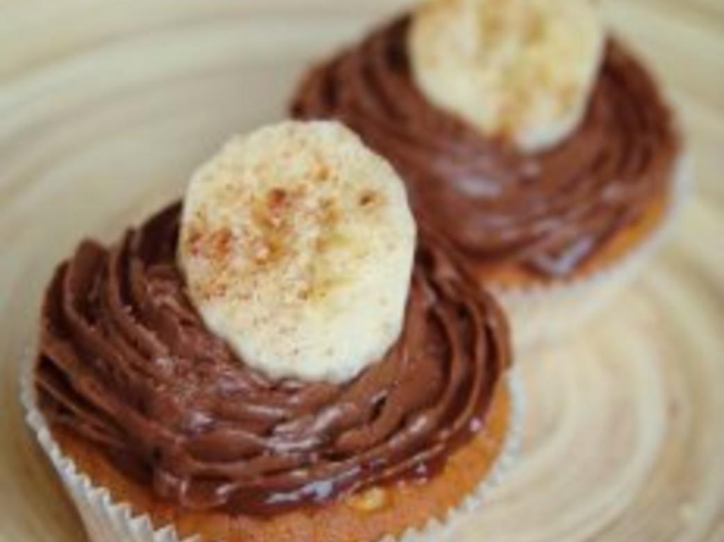 Bananen-Vanille Cupcakes mit Schokocreme und flüssigen Kern (24 Stück ...