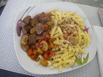 Rindshuft mit Teigwaren und Salat - Rezept - Bild Nr. 2