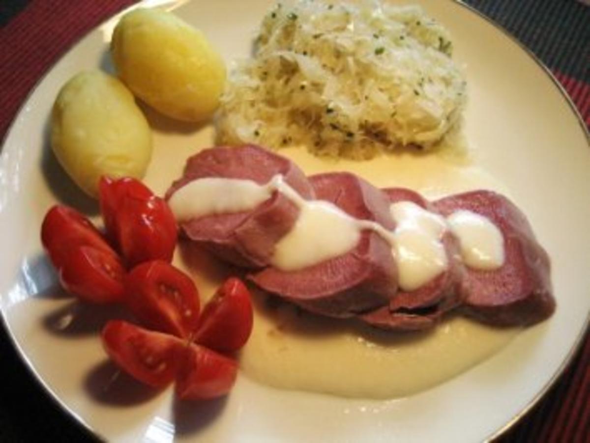 Zunge ... ... heute mal mit Meerrettichsoße, Kartöffelchen und Sauerkraut \