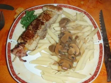 Rezept: Fleischspiesse mit Teigwaren an einer Champignons-Sauce und Salat Fleischspiesse mit Teigwaren an einer Champignons-Sauce und Salat - Rezept