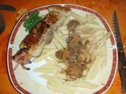 Fleischspiesse mit Teigwaren an einer Champignons-Sauce und Salat - Rezept