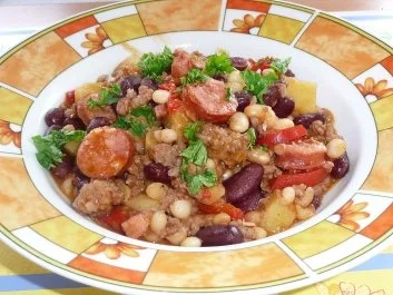 Pfannengericht:  Bohnen und Hackfleisch mit Schinkenknacker - Rezept