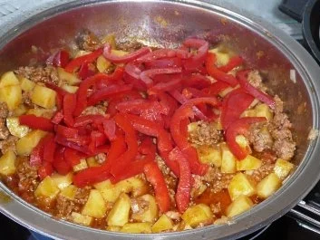 Pfannengericht:  Bohnen und Hackfleisch mit Schinkenknacker - Rezept - Bild Nr. 3