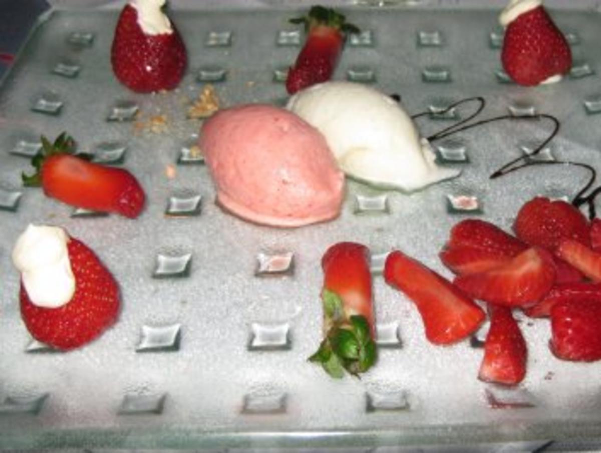 Erdbeer Mousse mit frischen Erdbeeren und Erdbeerlimes - Rezept