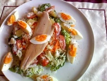 Rezept: Forellenfilet auf buntem Salat Forellenfilet auf buntem Salat - Rezept