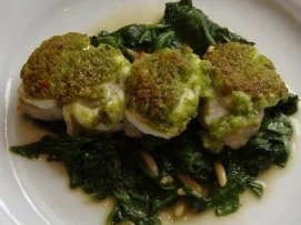 Rezept: Kalbssteak mit Ziegenkäse und Bärlauchkruste auf Blattspinat Kalbssteak mit Ziegenkäse und Bärlauchkruste auf Blattspinat - Rezept