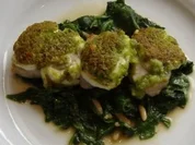 Kalbssteak mit Ziegenkäse und Bärlauchkruste auf Blattspinat - Rezept