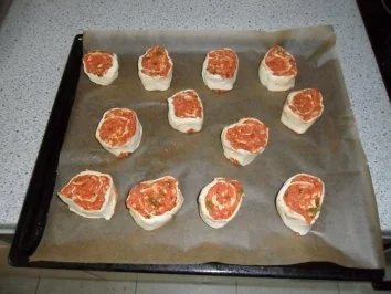 Rezept: Blätterteig "Pizza"-Schnecken Bild Nr. 4 Blätterteig "Pizza"-Schnecken - Rezept - Bild Nr. 4