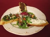 Warmes Pilzintermezzo auf Rucola mit dreierlei Crostini us de Lameng - Rezept