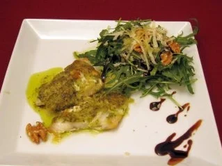 Rezept: Fisch mit Pestokruste und Rucola-Walnuss-Salat Fisch mit Pestokruste und Rucola-Walnuss-Salat - Rezept