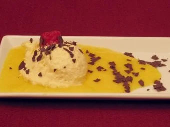 Weiße Mousse au Chocolat mit warmem Mangopüree - Rezept