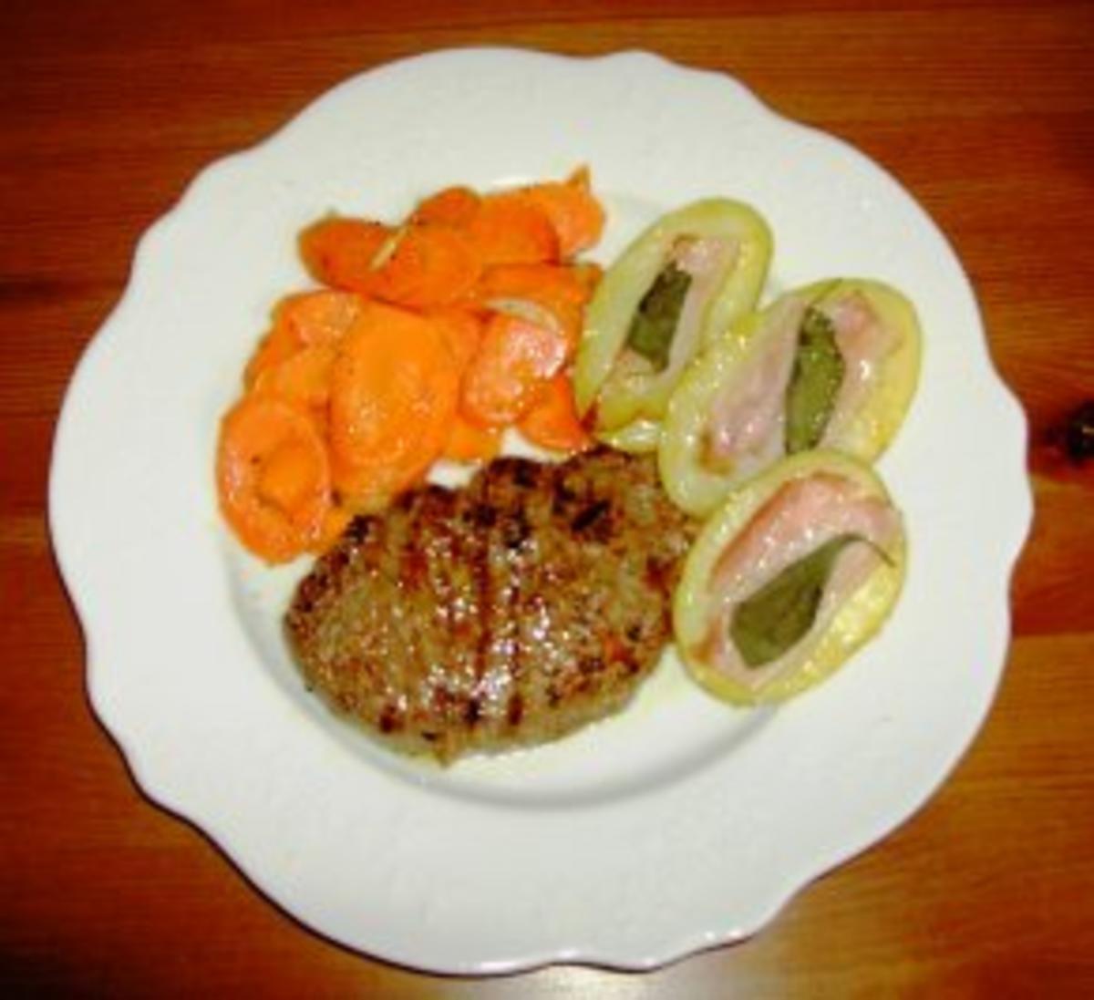 Fenchel-Chili-Steaks mit Salbei-Speck-Kartoffeln und Pfannenmöhren - Rezept