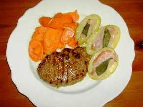 Rezept: Fenchel-Chili-Steaks mit Salbei-Speck-Kartoffeln und Pfannenmöhren Fenchel-Chili-Steaks mit Salbei-Speck-Kartoffeln und Pfannenmöhren - Rezept