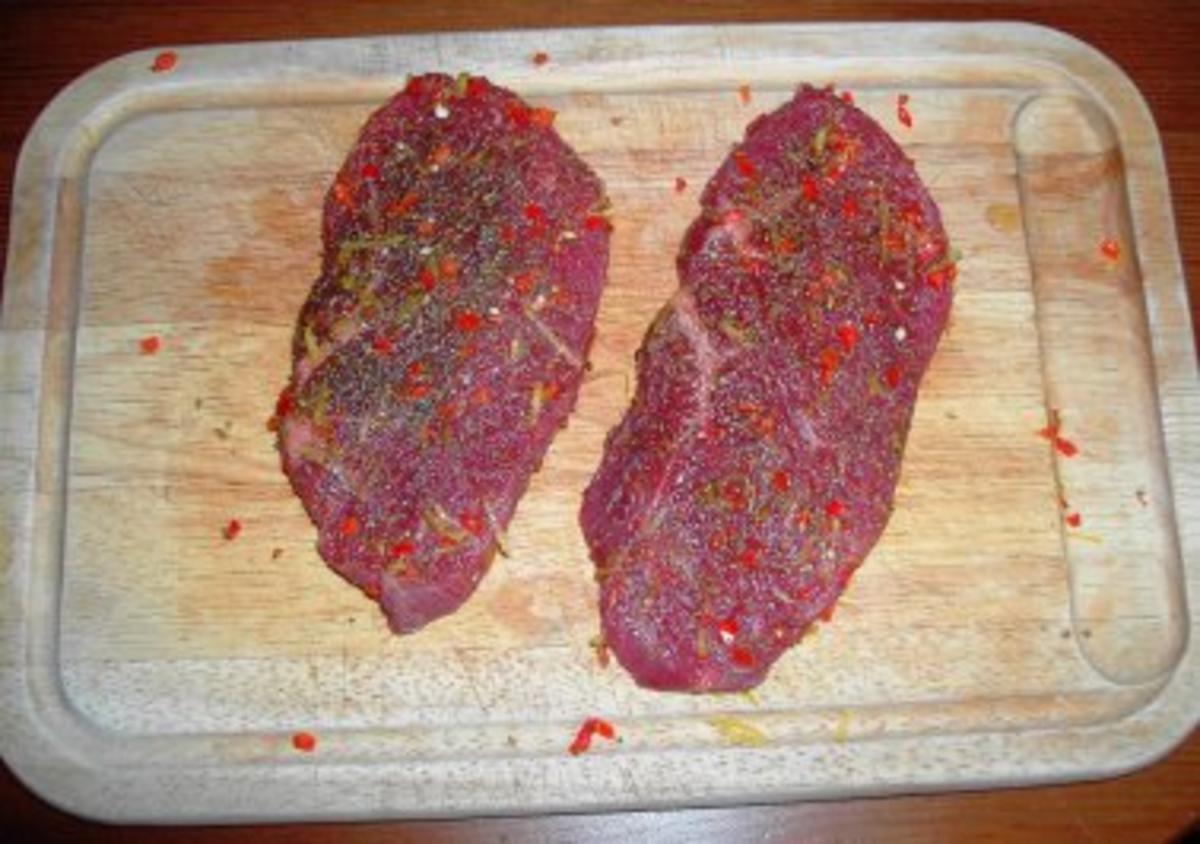 Fenchel-Chili-Steaks mit Salbei-Speck-Kartoffeln und Pfannenmöhren - Rezept - Bild Nr. 3