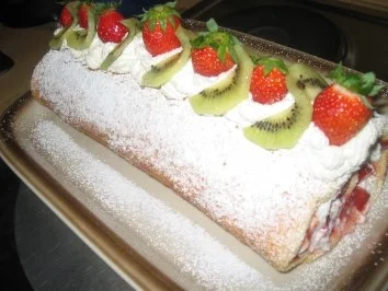 Backwaren: Erdbeer- Kiwi- Rolle - Rezept