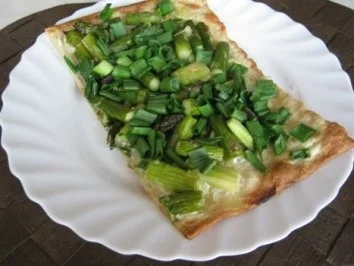 Spargelquiche mit Bundzwiebeln - Rezept
