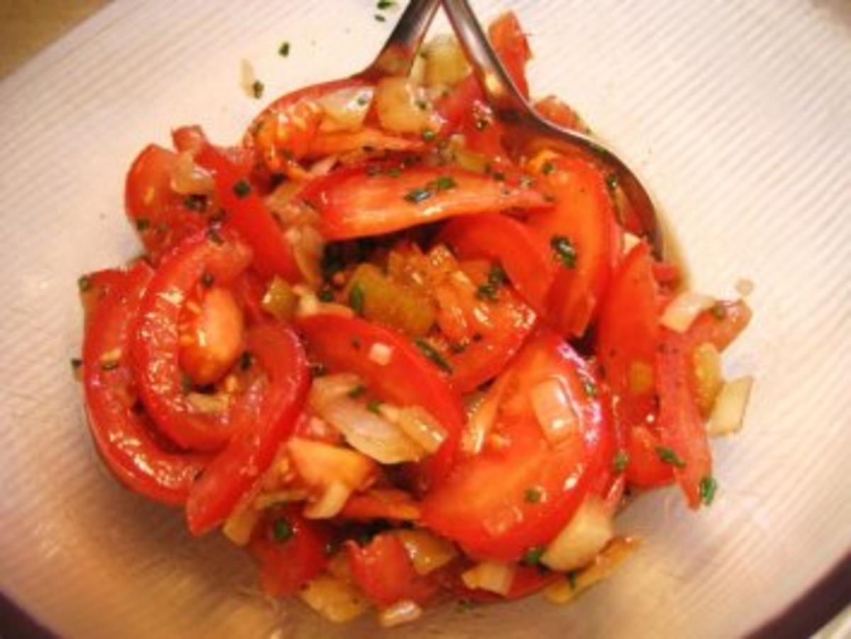 Tomatensalat mit mild gebratenen Zwiebeln - Rezept