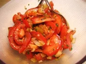 Tomatensalat mit mild gebratenen Zwiebeln - Rezept