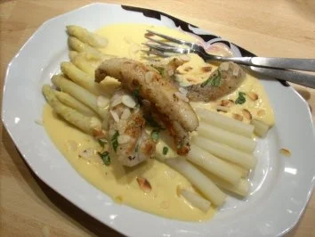 Stangenspargel an Vanille-Hollandaise mit Seeteufel-Filets - Rezept