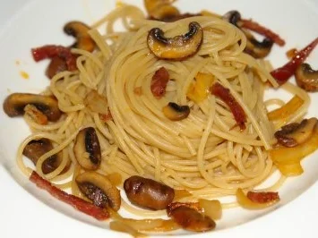 Rezept: Spaghetti mit pikanter Chorizowurst & Champignons Spaghetti mit pikanter Chorizowurst & Champignons - Rezept