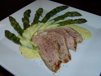 Rezept: Grüner Spargel mit Sause Bernaise und Schweinefilet Grüner Spargel mit Sause Bernaise und Schweinefilet - Rezept