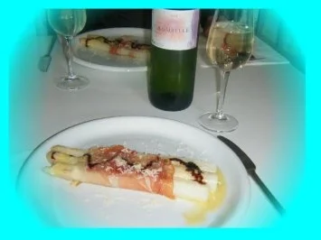 Spargel mit Parmaschinken und Parmesankäse - Rezept