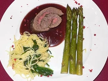 Rezept: Rinderfilet an Spaghetti-Rucola-Nest und grünem Spargel Rinderfilet an Spaghetti-Rucola-Nest und grünem Spargel - Rezept