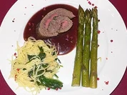 Rinderfilet an Spaghetti-Rucola-Nest und grünem Spargel - Rezept
