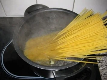 Rezept: Frühlingsgemüse küßt Pasta in Begleitung einer BratwurstSCHNECKE... ;-))))))) Bild Nr. 2 Frühlingsgemüse küßt Pasta in Begleitung einer BratwurstSCHNECKE... ;-))))))) - Rezept - Bild Nr. 2