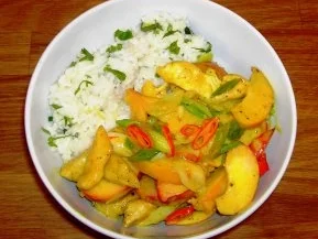 Scharfes Pfirsich-Hähnchenbrustgeschnetzeltes mit Zitronen-Butter-Reis - Rezept