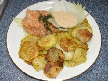 Lachstatar mit Röstkartoffeln und Dillsauce - Rezept