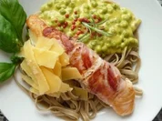 Tagliolina ai Funghi Porcini mit Lachs im Baconmantel an Erbsen-Curryrahm - Rezept