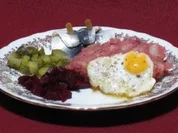 Labskaus mit Wachtelspiegelei, Gurken und Rote Bete - Rezept