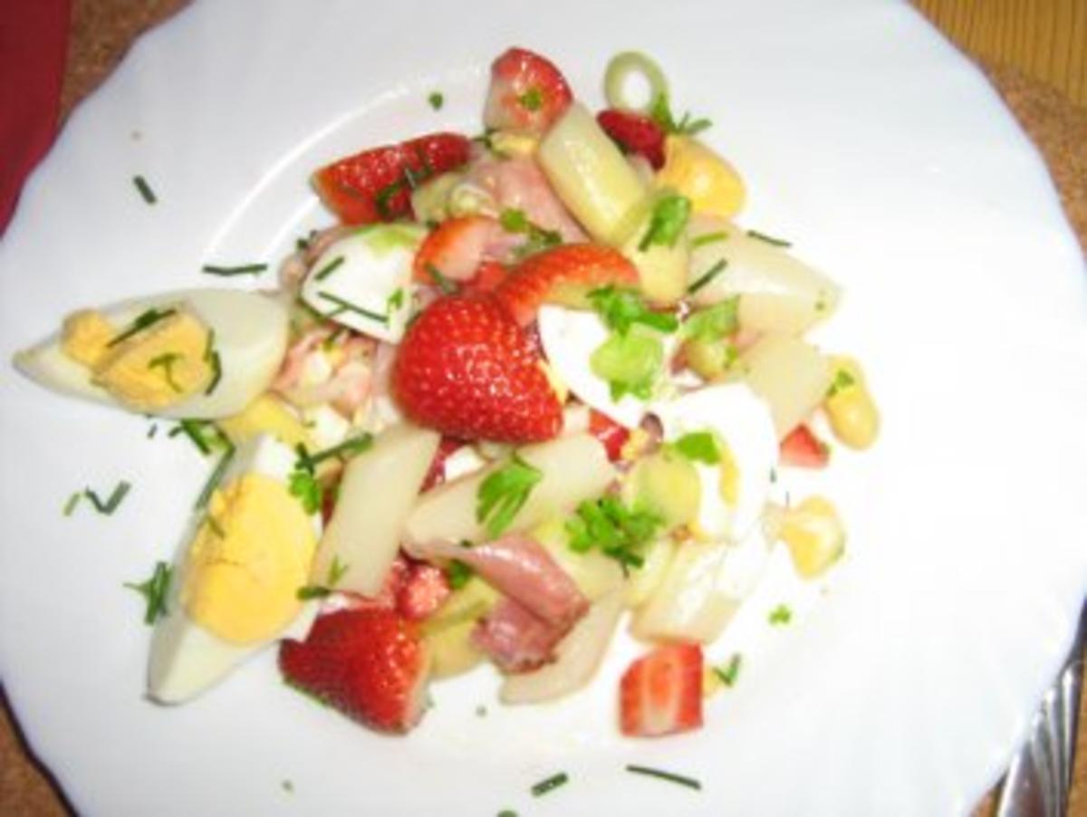 Spargelsalat mit Ei, Erdbeeren und Schwarzwälder Schinken - Rezept
