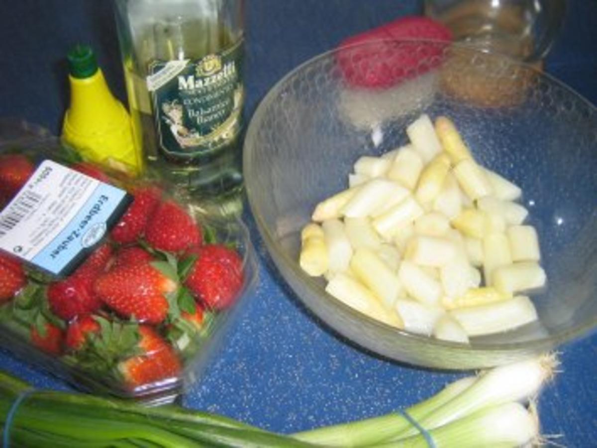 Spargelsalat mit Ei, Erdbeeren und Schwarzwälder Schinken - Rezept - Bild Nr. 2