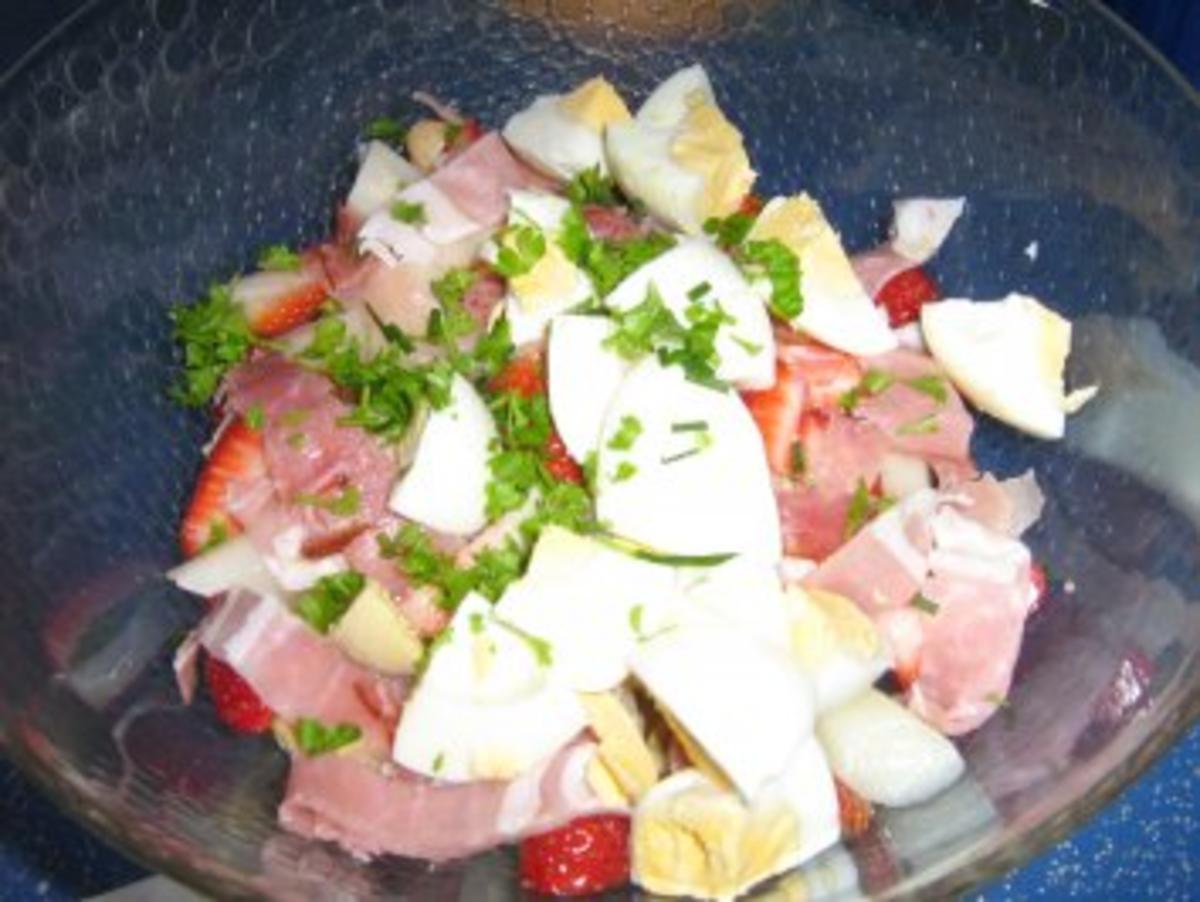 Spargelsalat mit Ei, Erdbeeren und Schwarzwälder Schinken - Rezept - Bild Nr. 3