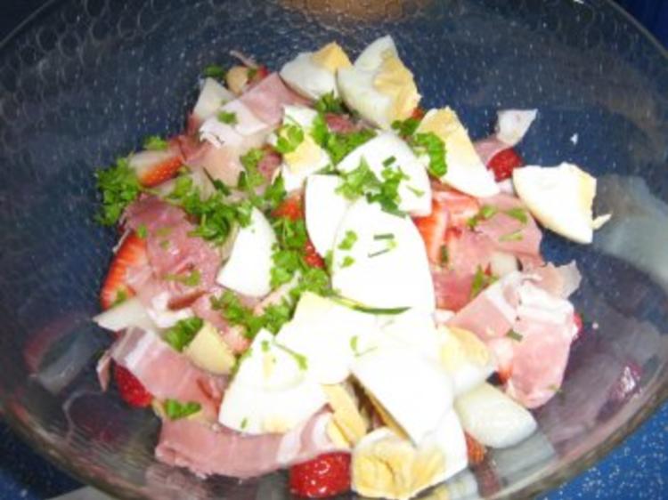 Spargelsalat mit Ei, Erdbeeren und Schwarzwälder Schinken - Rezept ...