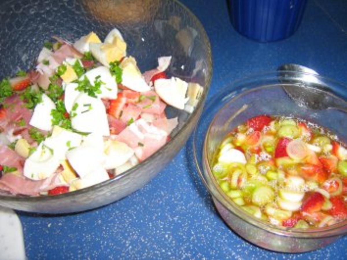 Spargelsalat mit Ei, Erdbeeren und Schwarzwälder Schinken - Rezept ...