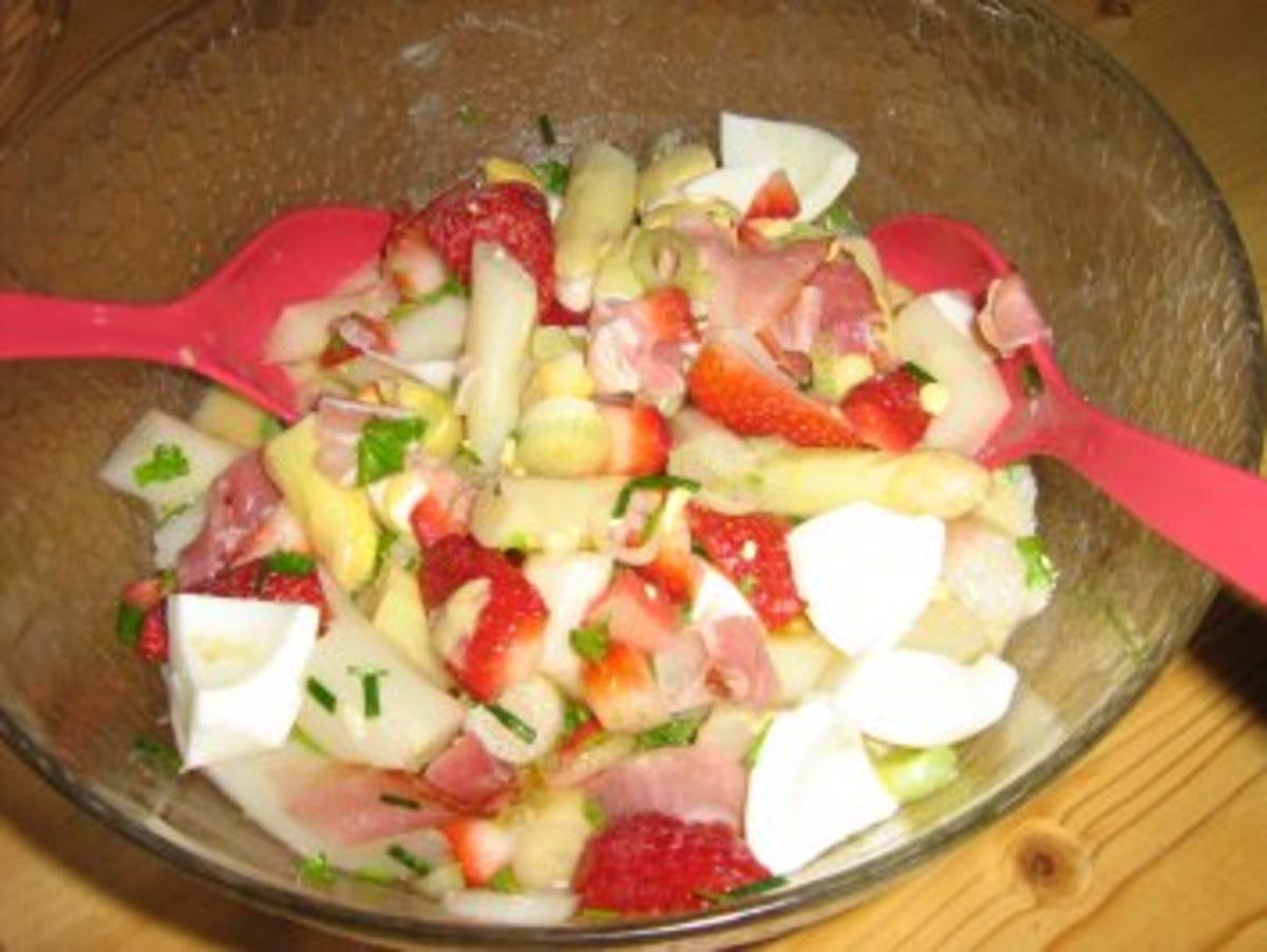 Spargelsalat mit Ei, Erdbeeren und Schwarzwälder Schinken - Rezept - Bild Nr. 5