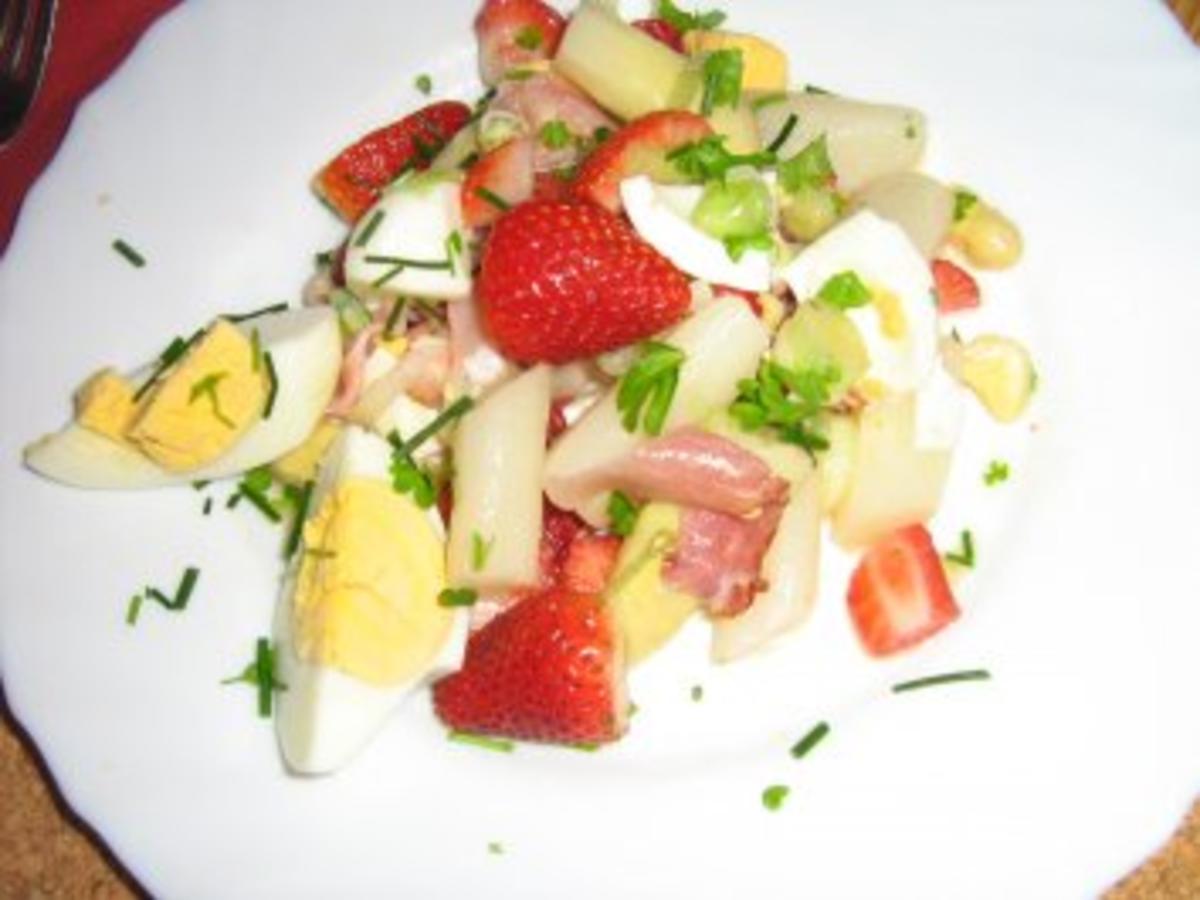 Spargelsalat mit Ei, Erdbeeren und Schwarzwälder Schinken - Rezept ...