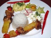 Hähnchenfleisch Paradiesvogel mit Dips, Knoblauchbrot und Gemüse - Rezept