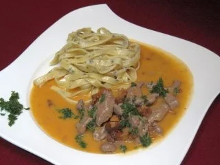 Kalbsfrikassee in Weißweinsahnesoße mit Trüffelnudeln und Pfifferlingen - Rezept