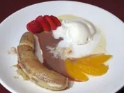 In Rum pochierte Bananen mit Schokoladensoße und gerösteten Mandeln - Rezept